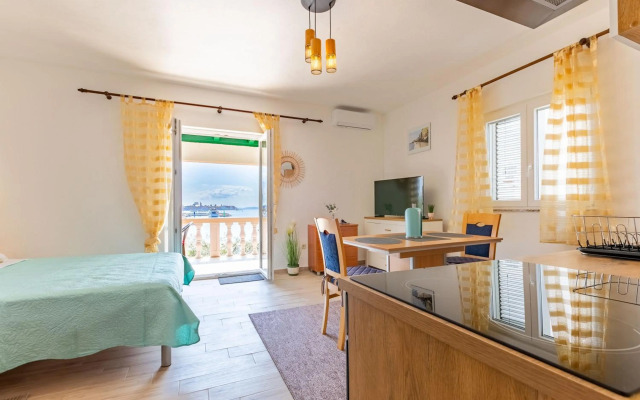 Mare-More studio w balcony and beach front and view