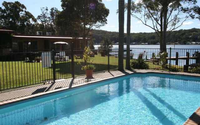 Lake Edge Holiday Units