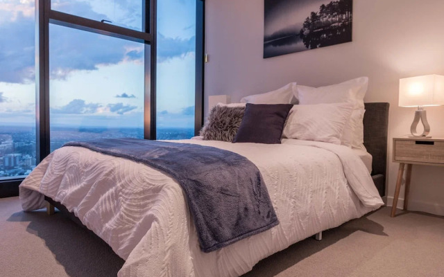 2BR Luxury Skytower Views CBD Pool Gym Netflix