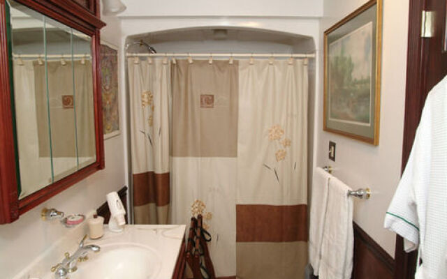 Gelinas Manor Victorian Bed and Breakfast