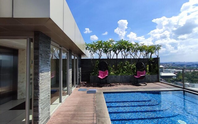 New Furnished Studio Room Apartment At Warhol (W/R) Residences