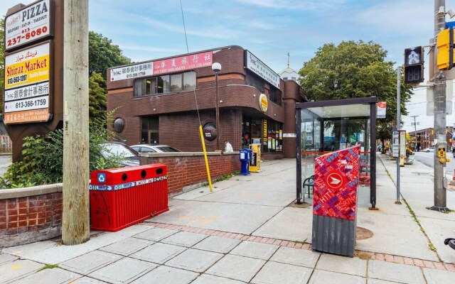 Modern Studio Apartment With King Bed Near Downtown Ottawa