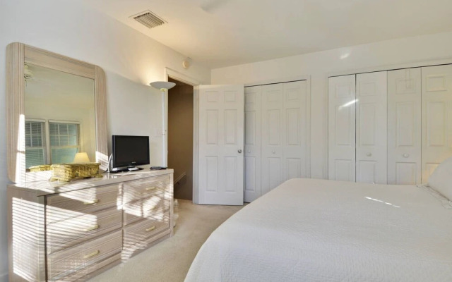 Artist Garden by Avantstay Great Location w/ Balcony, Outdoor Dining, Shared Pool & Bbq! Week Long Stays