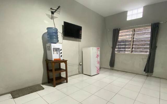 SPOT ON 91343 Kartika Guest House SyariahNearPantai Stres