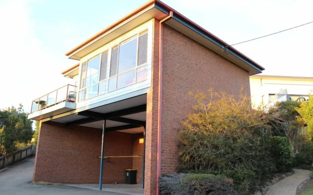 Pacific Heights Holiday Apartments & Munn's Tower House