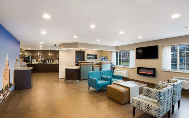 Clarion Pointe Downtown