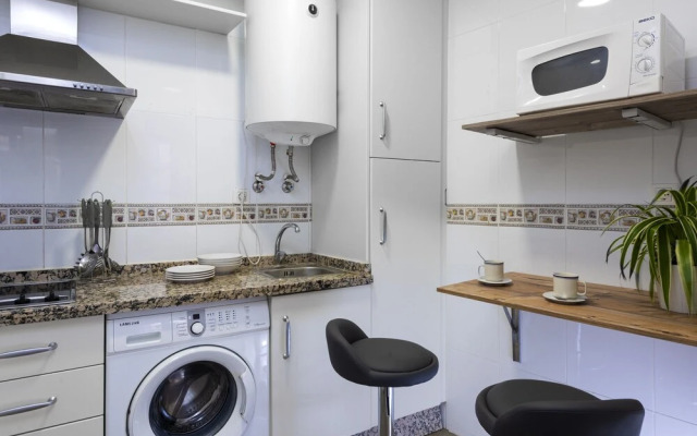 Charming Apartment Suited for Couples. Reyes Catolicos