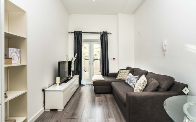Modern 3BD House Near Heathrow and Tube Station