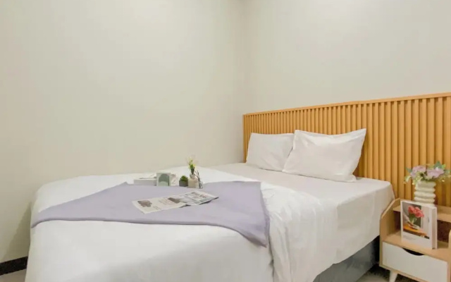 Cozy And Homey 2Br At Nifarro Park Apartment