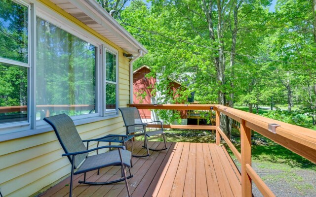 Pet-friendly Pocono Lake Cabin w/ Community Pool!