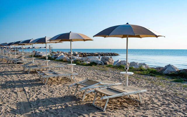 Club Del Sole Stork Family Collection