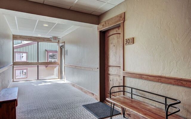 Mountainwood 301 2 Bedroom Condo by RedAwning