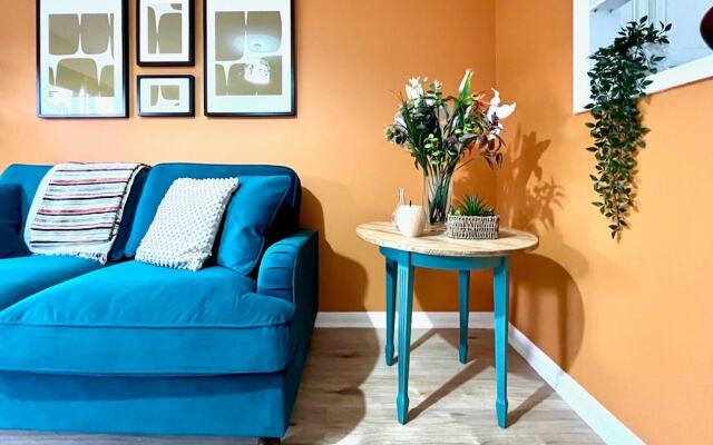 Charming Home Near Gatwick Airport