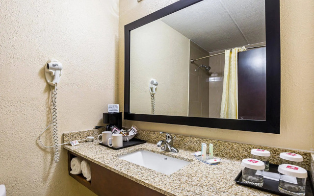 Clarion Pointe Lake Jackson - Clute