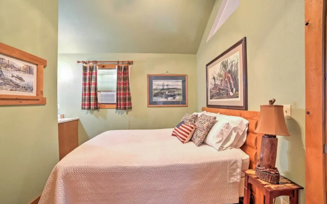 4 Mi to Museums: Cozy Branson Cabin