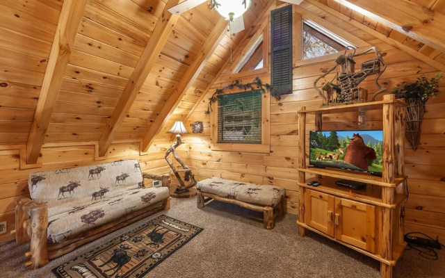 Moose Tracks 3 Bedroom Cabin by RedAwning