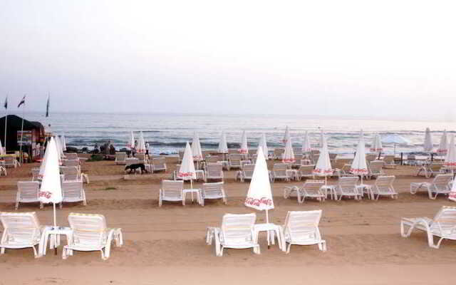 Adella Side Hotel