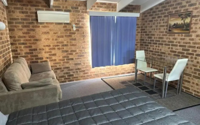 Clock Tower Motor Inn – Guest Rooms – Coonabarabran