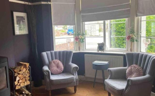 Pet Friendly, Unique 4-bed Bungalow in Porthcawl