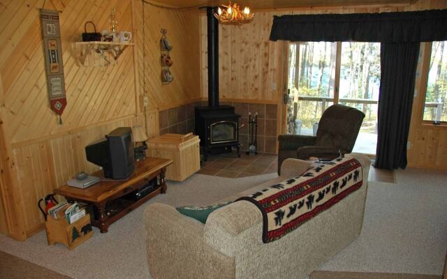 Taylor Lake Point 3 Bedroom Hotel Room by RedAwning