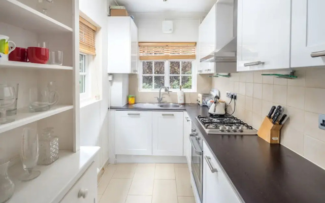 JOIVY Homely 2 Bed Riverside Flat with Patio in Hammersmith