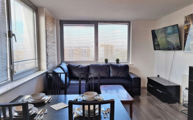 2 bedroom Central Flat with Parking
