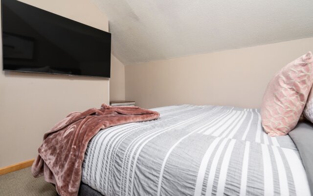 CENTRALLY Located 3-Br Home | TRUE Ski In/Out | FREE access to Pools & Hot Tubs