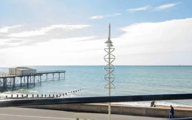 Panoramic sea Views in Beachfront apt w Balcony