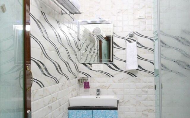 OYO 10701 Moukthi Apartment