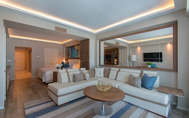 Luxury Beachfront Studio-with Daily Cleaning