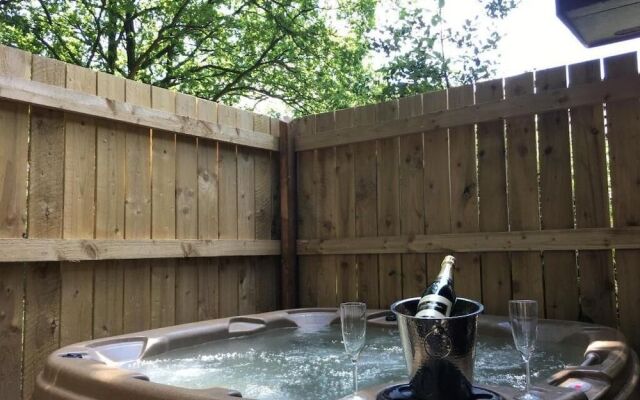 Squirrel Lodge Hot Tub