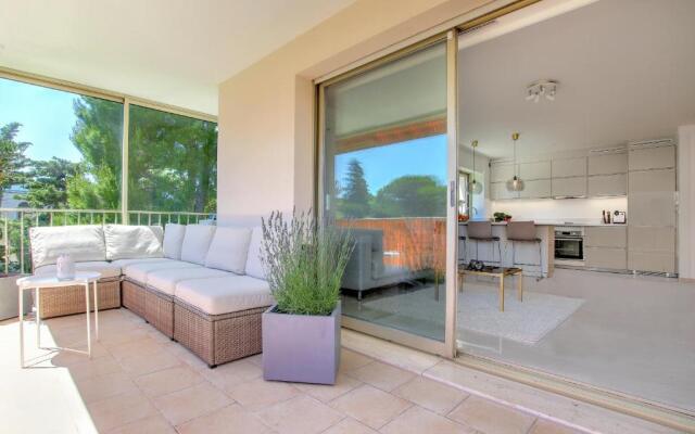 Modern Family Home 5 min to Beach +Pool +Garage