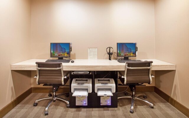 Holiday Inn Vancouver Centre by IHG