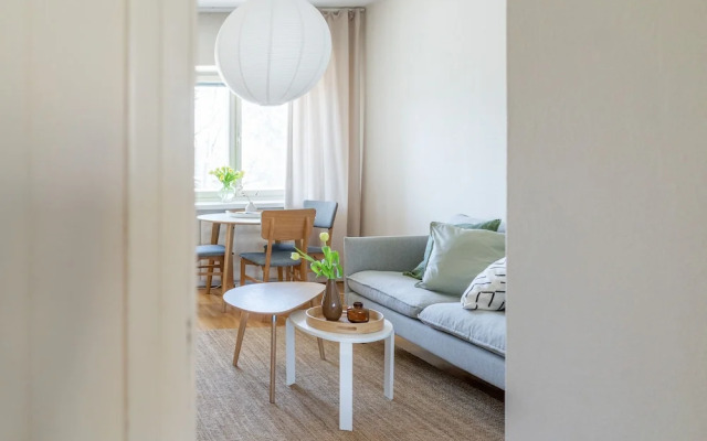 2 Bedroom apartment Steps from the Metro