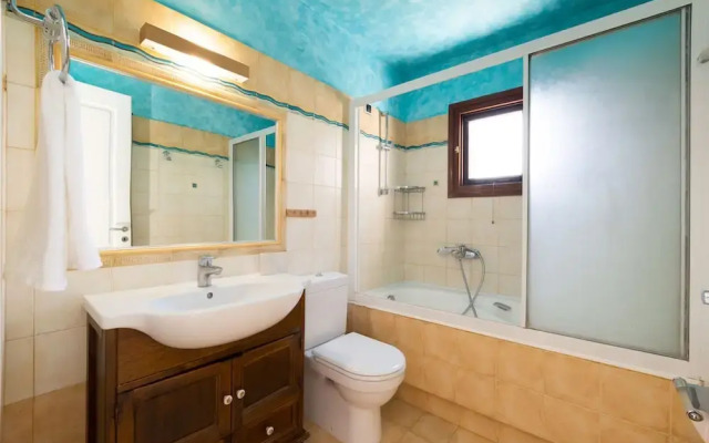 Villa Billia Cheerful 4 Bedroom Home w Ocean View