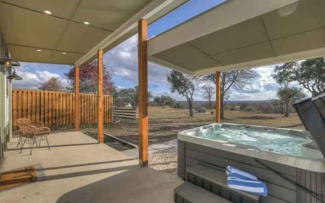 Evergreen Escape W/hot-tub 5 Min to Downtown!
