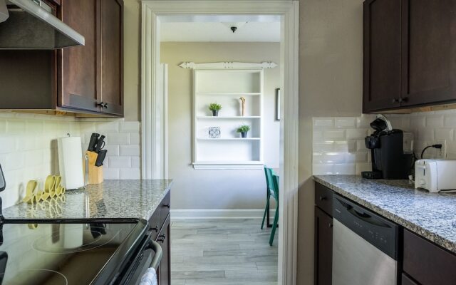 1 BR with Parking next to Bay and Shopping by Frontdesk