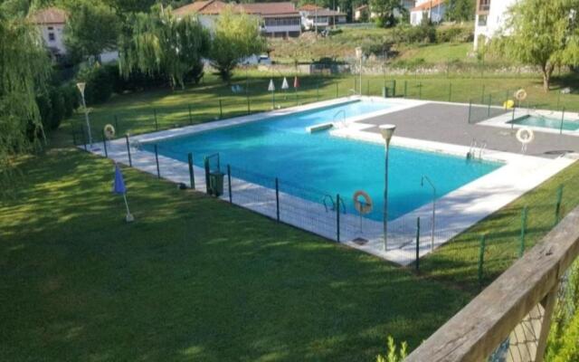 Chalet adosado con piscina en plena naturaleza