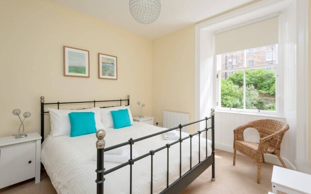 Cosy 1 Bedroom Flat With View of Union Canal