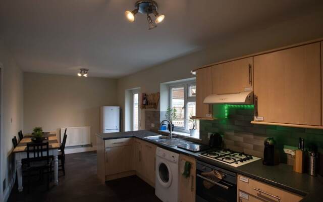 Modern Holiday Home in Bristol with Hot Tub