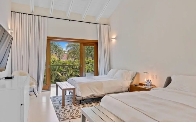 Modern Oasis Stunning Views of Golf Course River