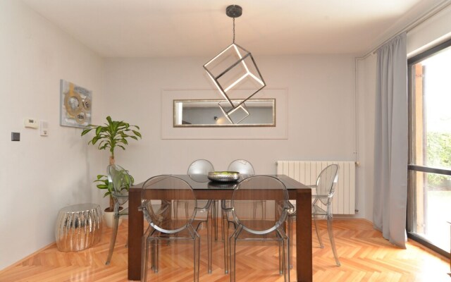 Apartment 843