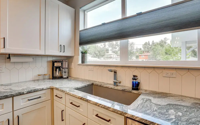 Hot Tub & Mtn-view Rooftop Deck: Golden Home