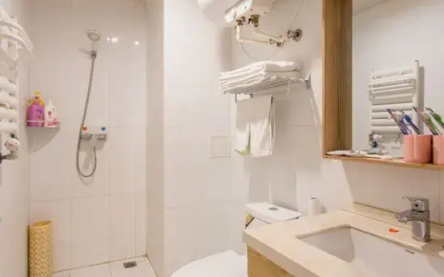Blueberry chain hotel apartment (Linyi people's Square)