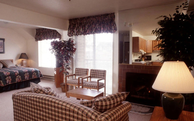 Carriage House Condominiums by All Seasons Resort Lodging