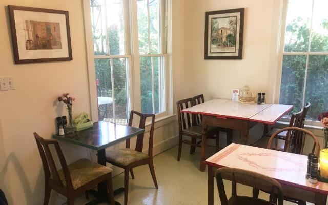 Hibiscus Coffee & Guesthouse