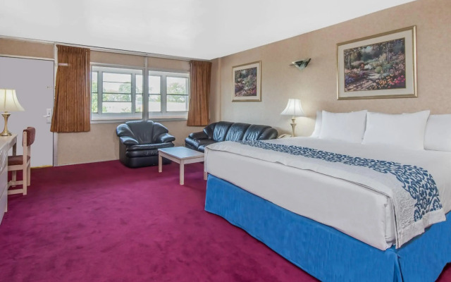 Days Inn by Wyndham Hicksville Long Island