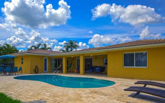 Golfview - Short Term Rental Certified by Weston. Private & Sanitized, Perfect for Social Distancing & Working From Home. Self Check-in. Private Pool, Pet Friendly. Super-host Support