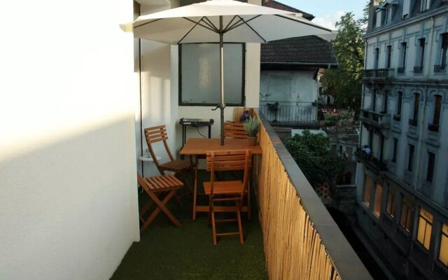Hyper center, terrace on the canal