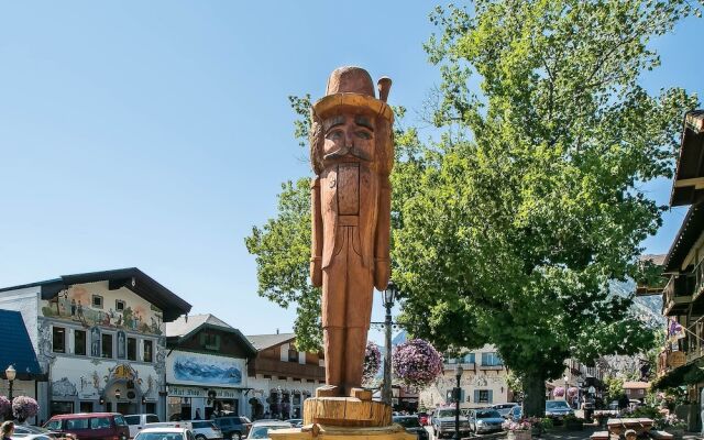 Papa Bear's River Cabin